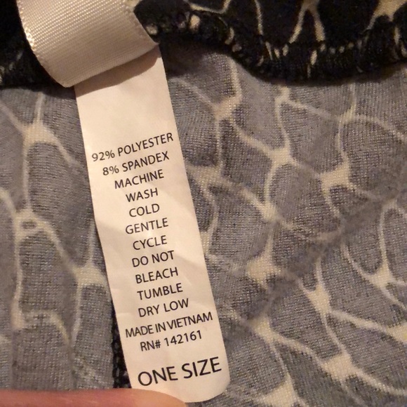 LuLaRoe black scale print leggings - Picture 6 of 7